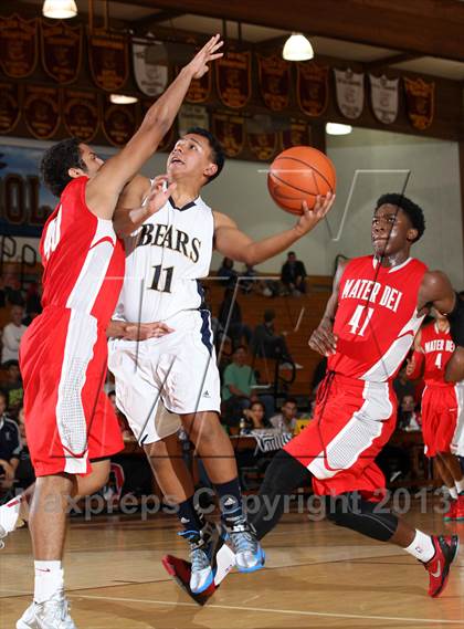 Thumbnail 3 in Mater Dei vs. Warren (Jim Harris Memorial) photogallery.