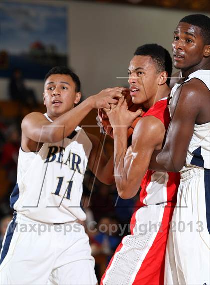 Thumbnail 1 in Mater Dei vs. Warren (Jim Harris Memorial) photogallery.