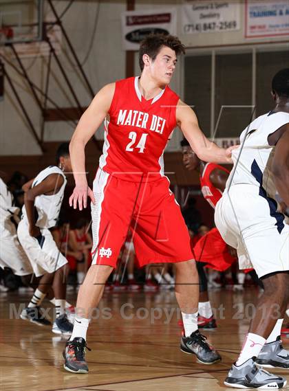 Thumbnail 1 in Mater Dei vs. Warren (Jim Harris Memorial) photogallery.
