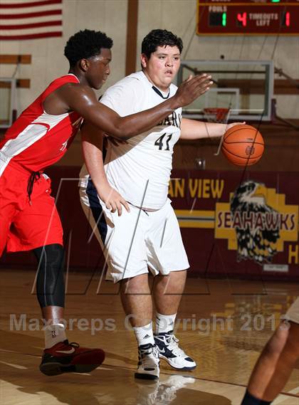 Thumbnail 1 in Mater Dei vs. Warren (Jim Harris Memorial) photogallery.