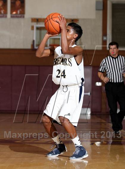 Thumbnail 1 in Mater Dei vs. Warren (Jim Harris Memorial) photogallery.