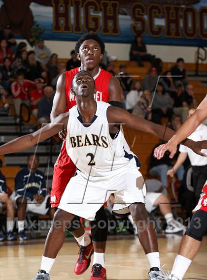 Thumbnail 1 in Mater Dei vs. Warren (Jim Harris Memorial) photogallery.