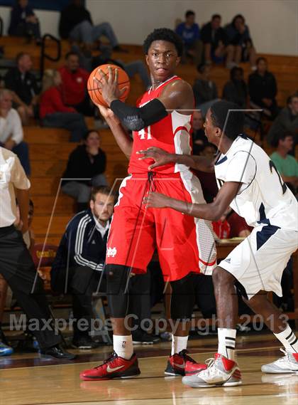 Thumbnail 1 in Mater Dei vs. Warren (Jim Harris Memorial) photogallery.