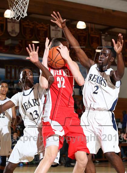 Thumbnail 1 in Mater Dei vs. Warren (Jim Harris Memorial) photogallery.