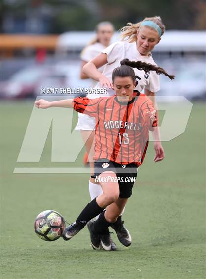 Thumbnail 2 in Staples vs. Ridgefield (FCIAC Semifinal) photogallery.