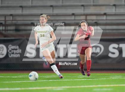 Thumbnail 3 in Roosevelt vs Lincoln (WIAA 3A Semifinal) photogallery.