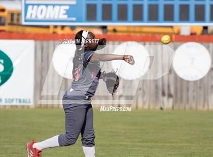 Thumbnail 1 in Warren Central vs. Southaven photogallery.