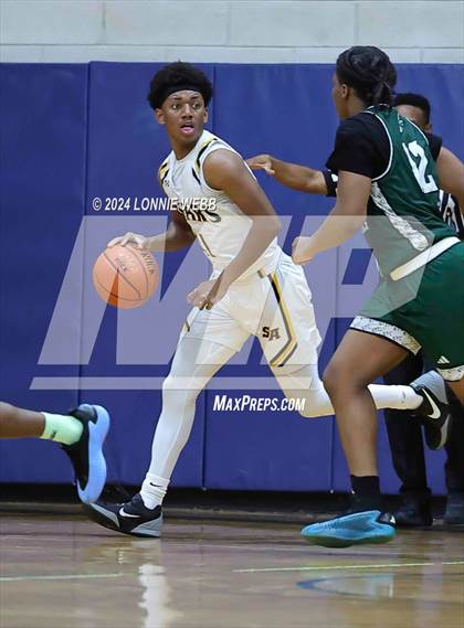 Thumbnail 3 in St. Anthony's vs. Brooklyn Law & Tech (New York Holiday Invitational) photogallery.