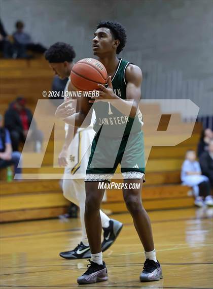 Thumbnail 2 in St. Anthony's vs. Brooklyn Law & Tech (New York Holiday Invitational) photogallery.
