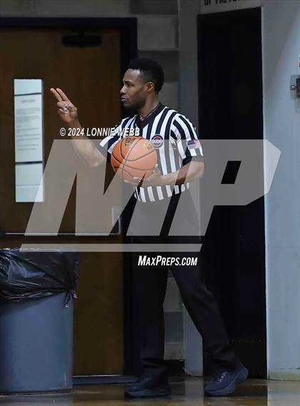 Thumbnail 2 in St. Anthony's vs. Brooklyn Law & Tech (New York Holiday Invitational) photogallery.