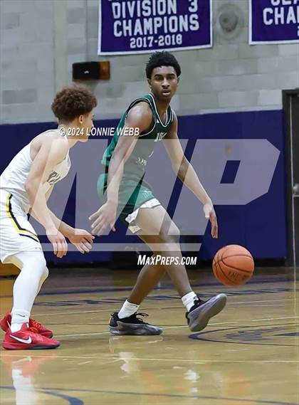 Thumbnail 2 in St. Anthony's vs. Brooklyn Law & Tech (New York Holiday Invitational) photogallery.
