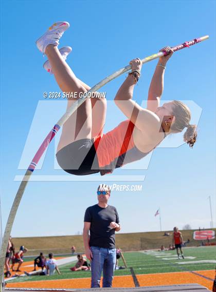 Thumbnail 2 in Skyridge Tri Meet (Pole Vault)  photogallery.