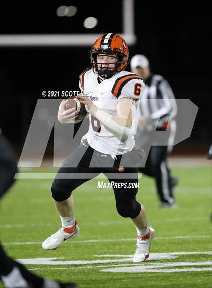 Thumbnail 2 in Versailles vs. Harvest Prep (OHSAA D5 State Semi Final) photogallery.