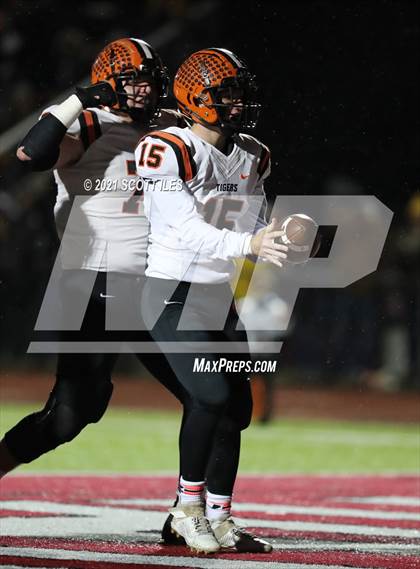 Thumbnail 3 in Versailles vs. Harvest Prep (OHSAA D5 State Semi Final) photogallery.