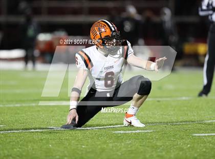 Thumbnail 3 in Versailles vs. Harvest Prep (OHSAA D5 State Semi Final) photogallery.