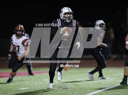 Thumbnail 3 in Versailles vs. Harvest Prep (OHSAA D5 State Semi Final) photogallery.