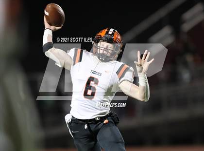 Thumbnail 2 in Versailles vs. Harvest Prep (OHSAA D5 State Semi Final) photogallery.