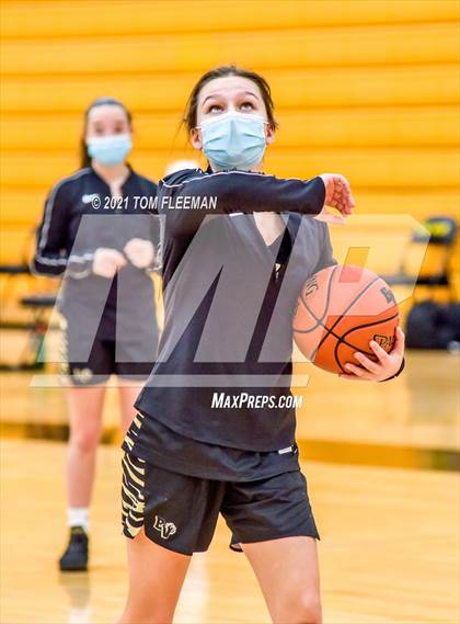 Thumbnail 3 in Blue Valley vs Shawnee Mission West (KSHSAA 6A Sub-State Playoff) photogallery.
