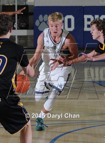 Thumbnail 3 in Mission Vista vs. Kelso (MaxPreps Holiday Classic) photogallery.