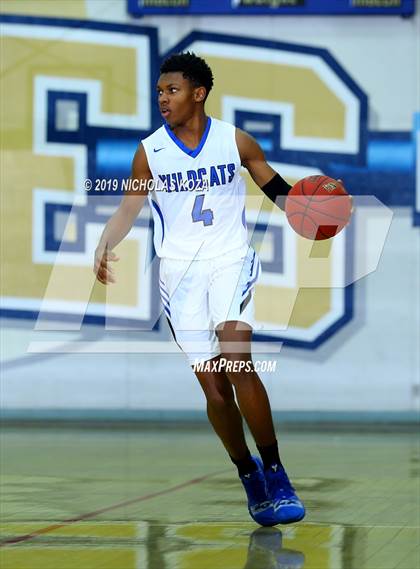 Thumbnail 2 in Long Beach Poly vs. Windward (St. John Bosco-Gahr Classic) photogallery.