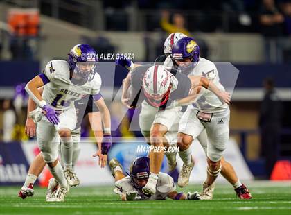 Thumbnail 2 in Shiner @ Muenster (UIL 2A Division II Football Final) photogallery.