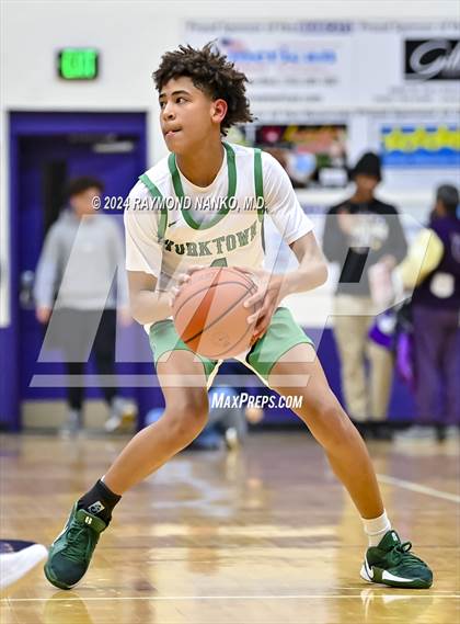 Thumbnail 2 in Yorktown vs. Guerin Catholic - Fieldhouse Classic photogallery.