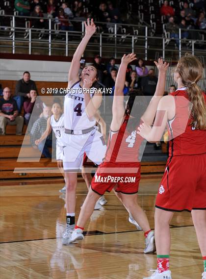 Thumbnail 3 in Benton vs DuQuoin (Rangerette Christmas Classic) photogallery.