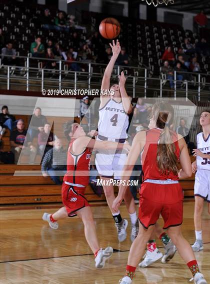 Thumbnail 3 in Benton vs DuQuoin (Rangerette Christmas Classic) photogallery.
