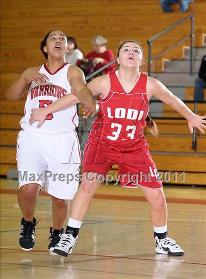 Thumbnail 2 in Lodi vs. Galt (Bulldog Winter Classic) photogallery.