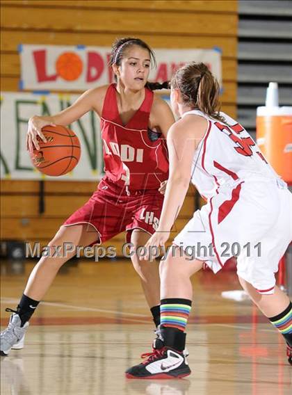Thumbnail 2 in Lodi vs. Galt (Bulldog Winter Classic) photogallery.