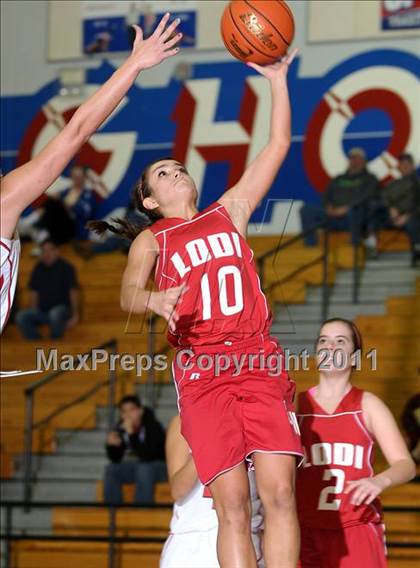 Thumbnail 1 in Lodi vs. Galt (Bulldog Winter Classic) photogallery.