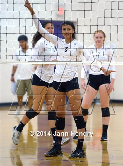 Thumbnail 3 in Archbishop Mitty vs. Sacred Heart (Durango Fall Classic) photogallery.