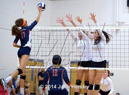 Thumbnail 1 in Archbishop Mitty vs. Sacred Heart (Durango Fall Classic) photogallery.