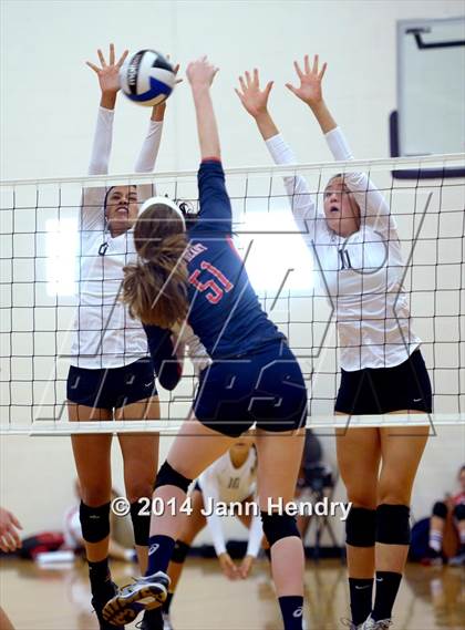 Thumbnail 1 in Archbishop Mitty vs. Sacred Heart (Durango Fall Classic) photogallery.