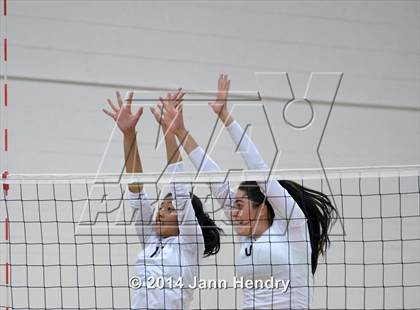 Thumbnail 2 in Archbishop Mitty vs. Sacred Heart (Durango Fall Classic) photogallery.