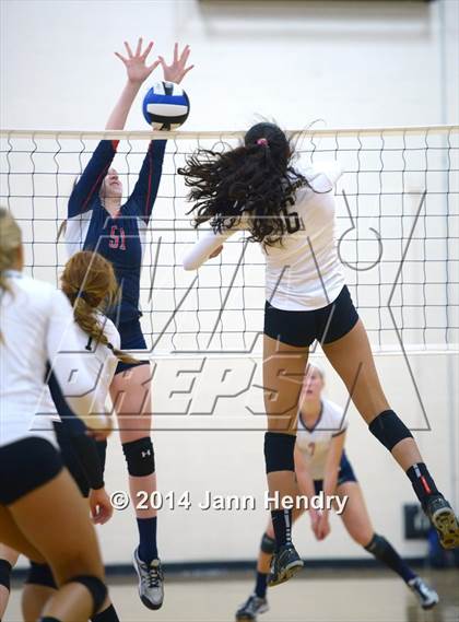 Thumbnail 1 in Archbishop Mitty vs. Sacred Heart (Durango Fall Classic) photogallery.