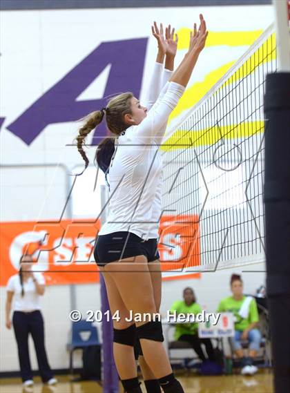 Thumbnail 2 in Archbishop Mitty vs. Sacred Heart (Durango Fall Classic) photogallery.