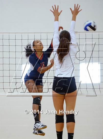 Thumbnail 2 in Archbishop Mitty vs. Sacred Heart (Durango Fall Classic) photogallery.
