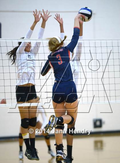 Thumbnail 2 in Archbishop Mitty vs. Sacred Heart (Durango Fall Classic) photogallery.