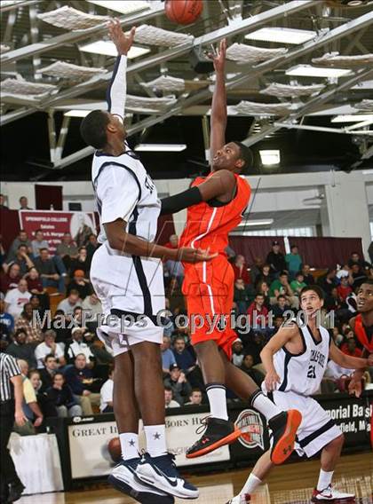 Thumbnail 1 in Hargrave Military Academy vs St. Thomas More (Spalding Hoophall Classic) photogallery.