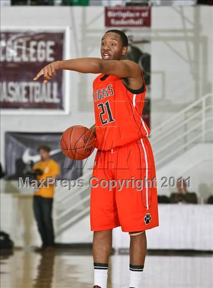 Thumbnail 2 in Hargrave Military Academy vs St. Thomas More (Spalding Hoophall Classic) photogallery.
