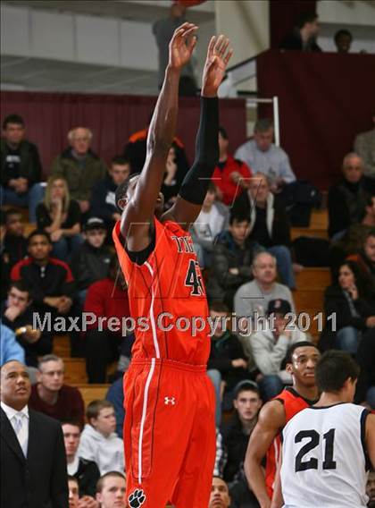 Thumbnail 3 in Hargrave Military Academy vs St. Thomas More (Spalding Hoophall Classic) photogallery.