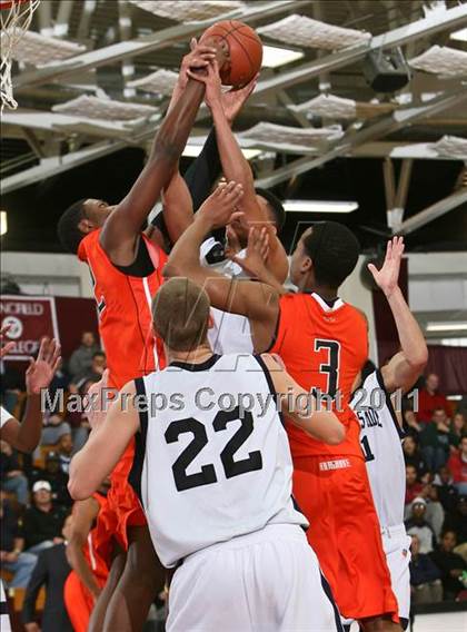 Thumbnail 3 in Hargrave Military Academy vs St. Thomas More (Spalding Hoophall Classic) photogallery.