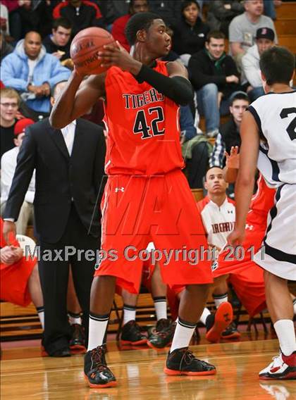 Thumbnail 2 in Hargrave Military Academy vs St. Thomas More (Spalding Hoophall Classic) photogallery.