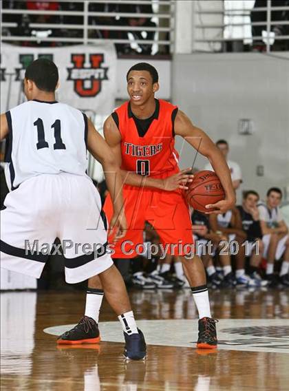 Thumbnail 3 in Hargrave Military Academy vs St. Thomas More (Spalding Hoophall Classic) photogallery.