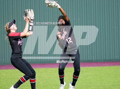 Thumbnail 2 in Iowa Park vs Argyle (UIL 4A Region I Regional Final) photogallery.