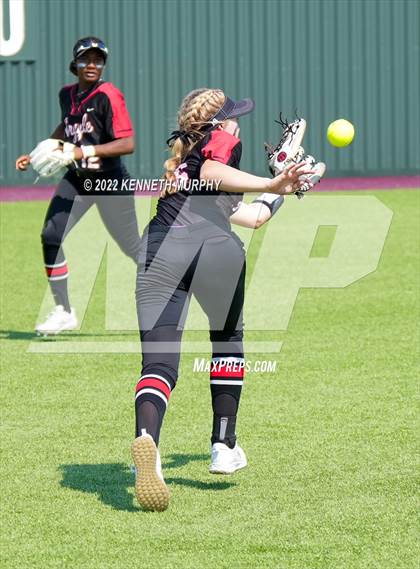 Thumbnail 3 in Iowa Park vs Argyle (UIL 4A Region I Regional Final) photogallery.