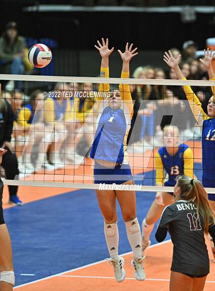 Thumbnail 2 in Benton vs. Valley View (AAA 5A State Final) photogallery.