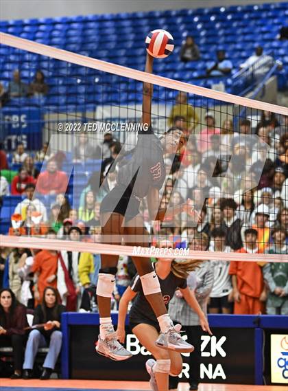 Thumbnail 1 in Benton vs. Valley View (AAA 5A State Final) photogallery.