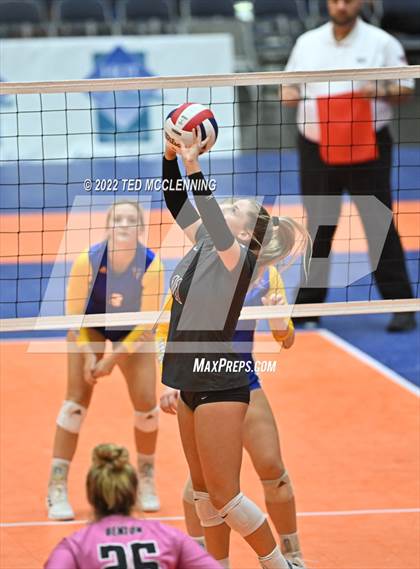 Thumbnail 1 in Benton vs. Valley View (AAA 5A State Final) photogallery.